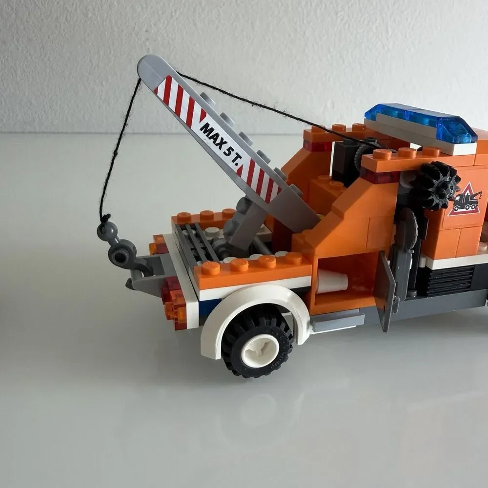 Lego City Tow Truck 7638 Retired 2009 100% Complete